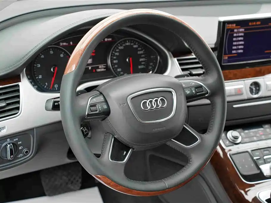 Фото 9 - Audi A8