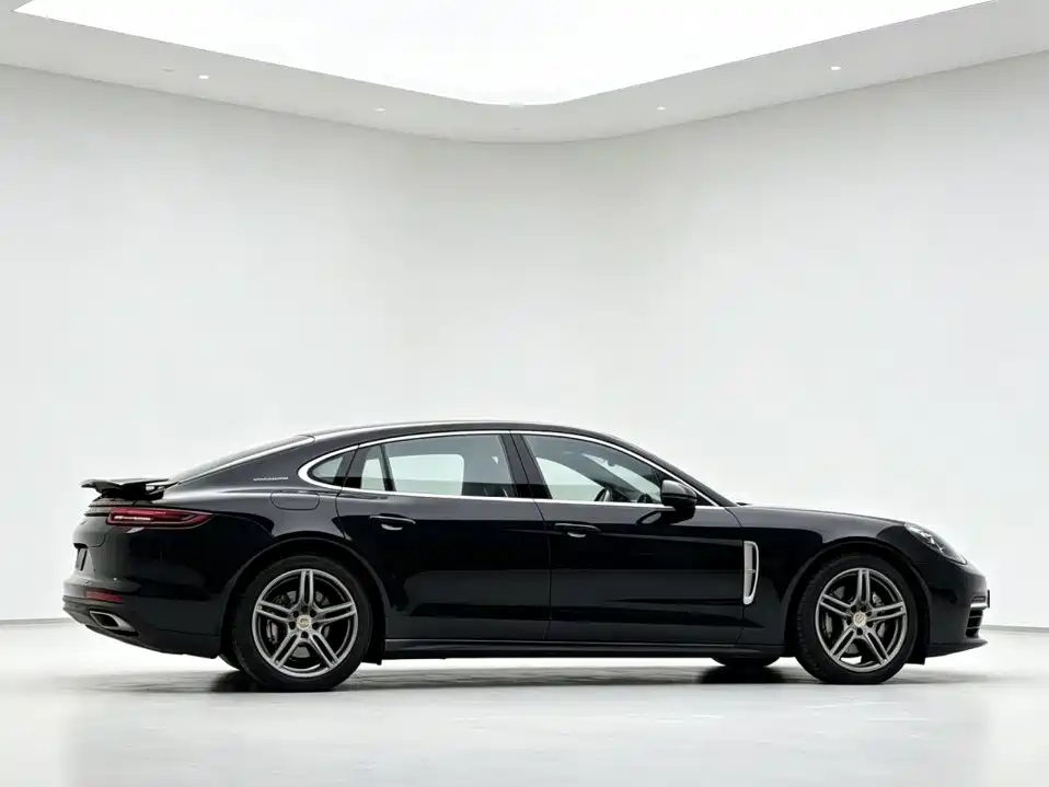 Photo 4 - Porsche Panamera