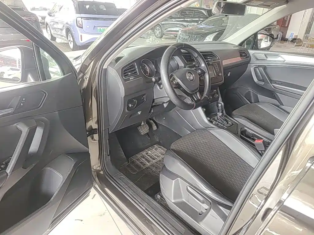 Photo 16 - Volkswagen Tiguan L