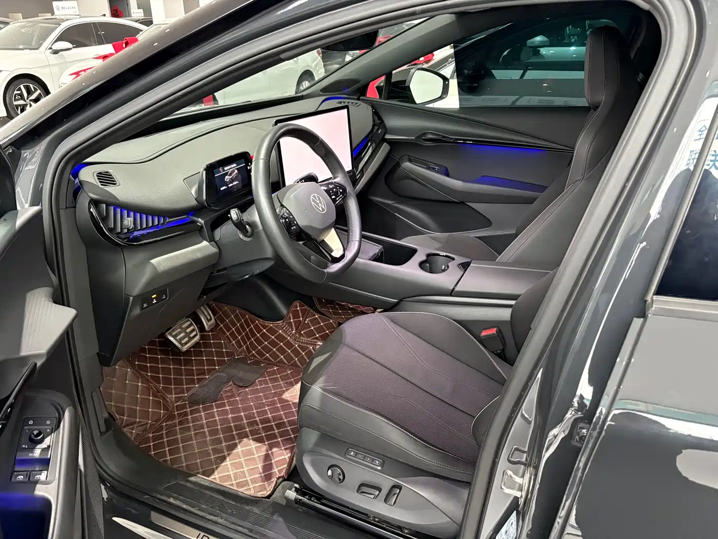 VOLKSWAGEN WITH THE CROWD 06