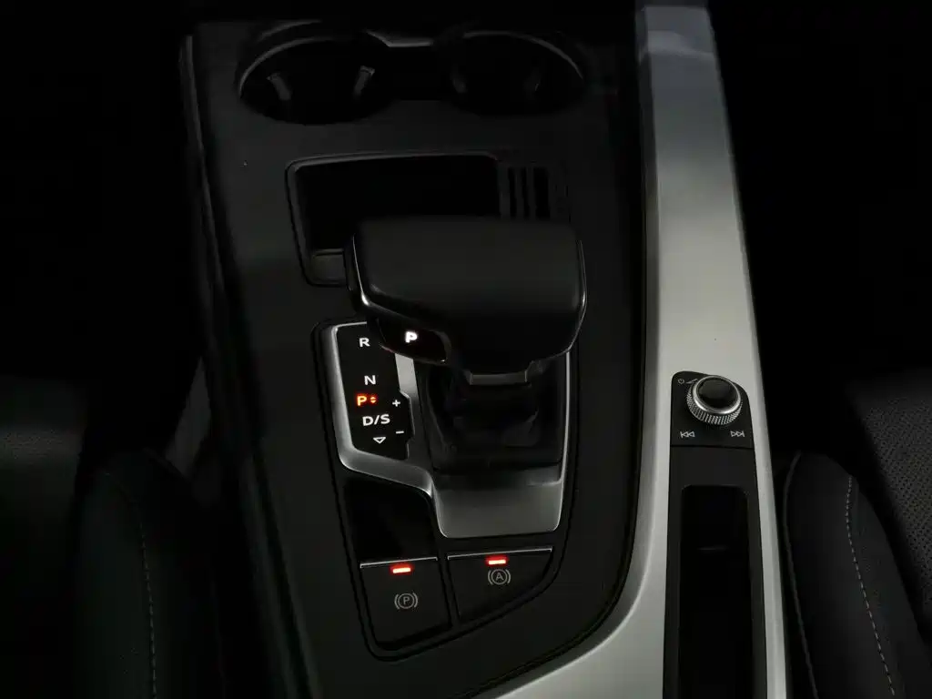 Фото 13 - Audi A4L