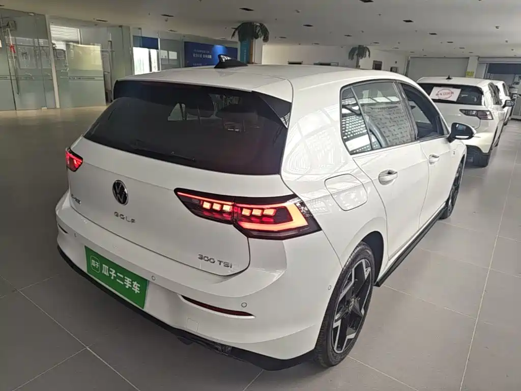 Photo 7 - Volkswagen Golf