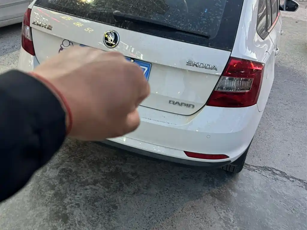 Škoda Skoda Rapid Spaceback 2014 1.6L Automatic Joy Edition фото 14