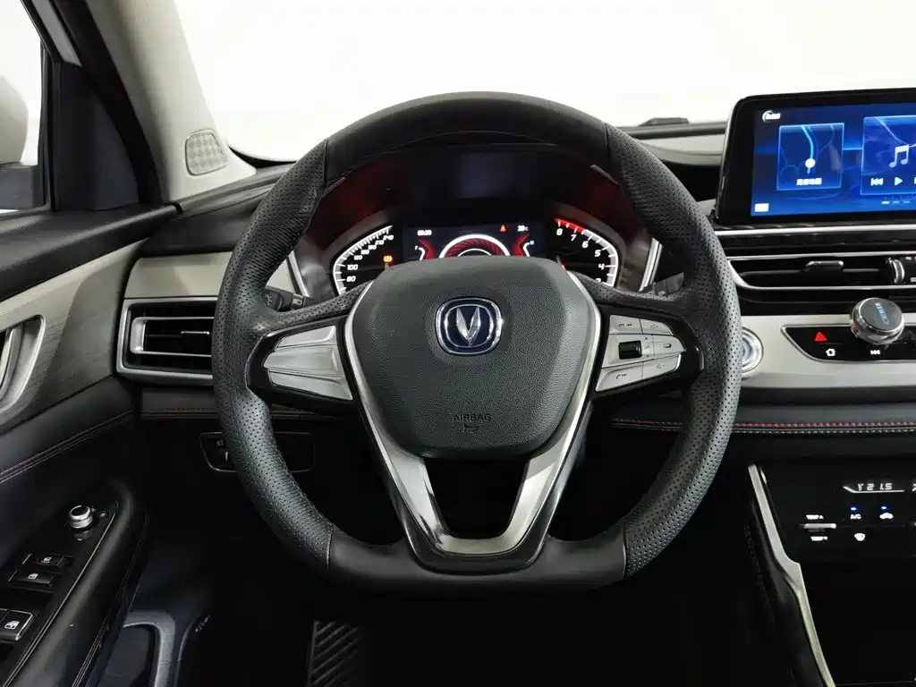 Фото 11 - Changan CS75
