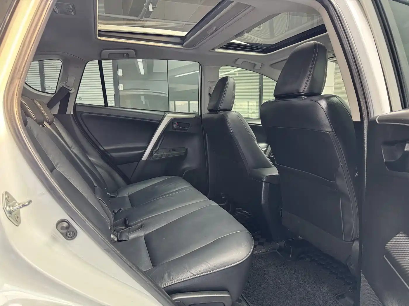 Toyota RAV4 Rongfang 2015 2.5L Automatic 4WD Elite Edition фото 13