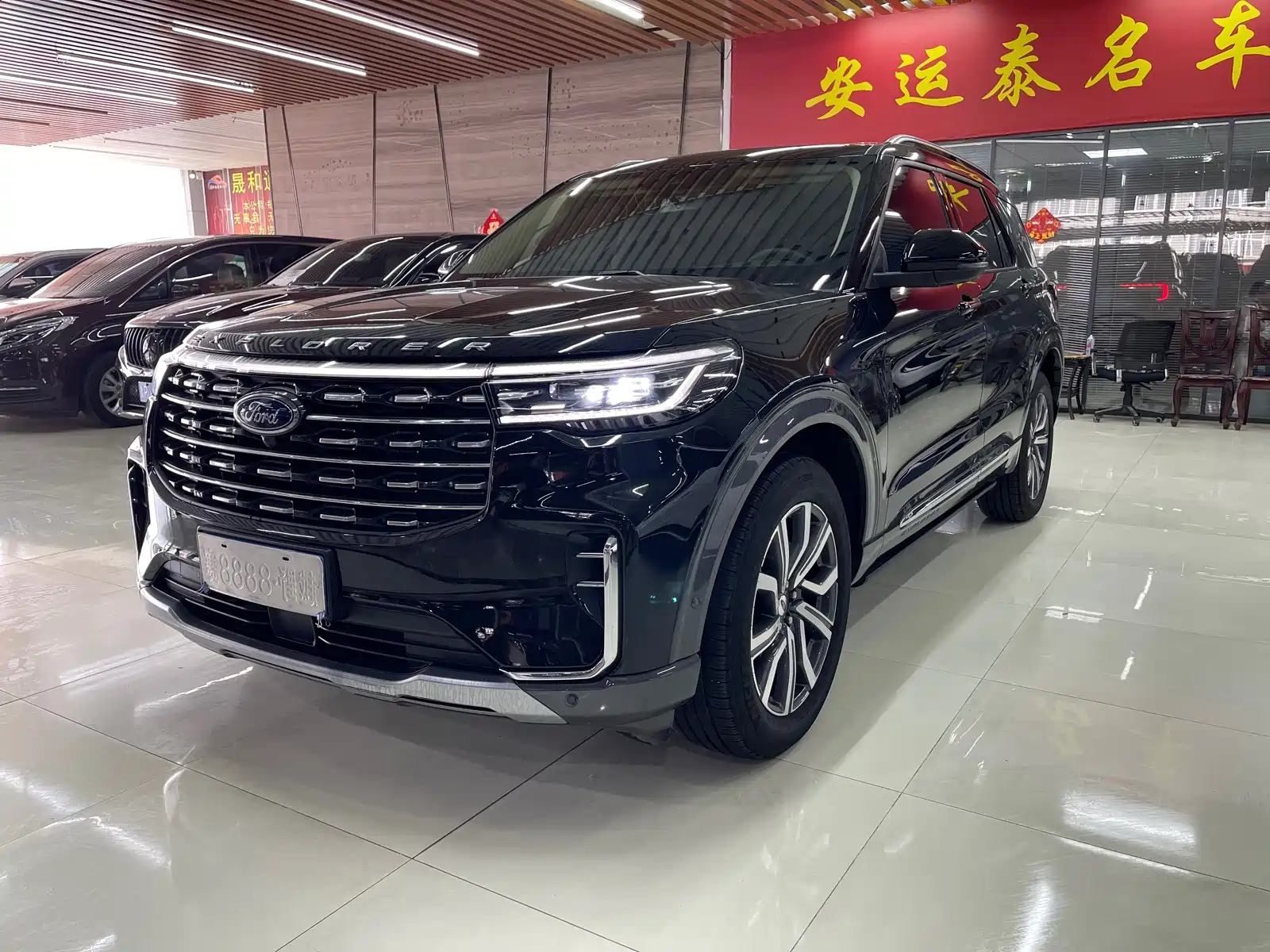 Photo 3 - Ford Explorer