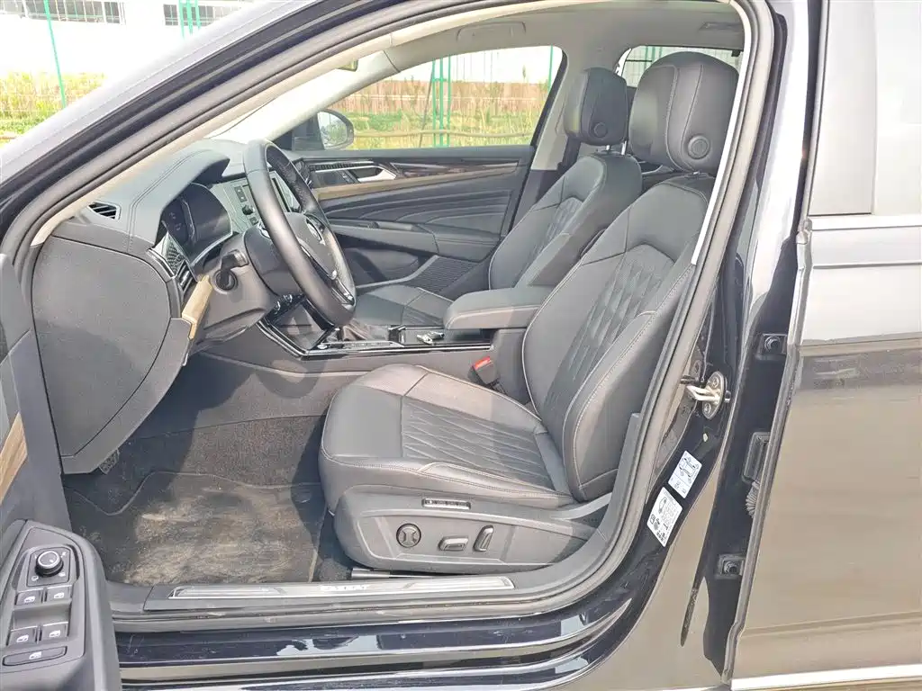 Volkswagen Passat 2019 330TSI Luxury Edition China VI фото 15