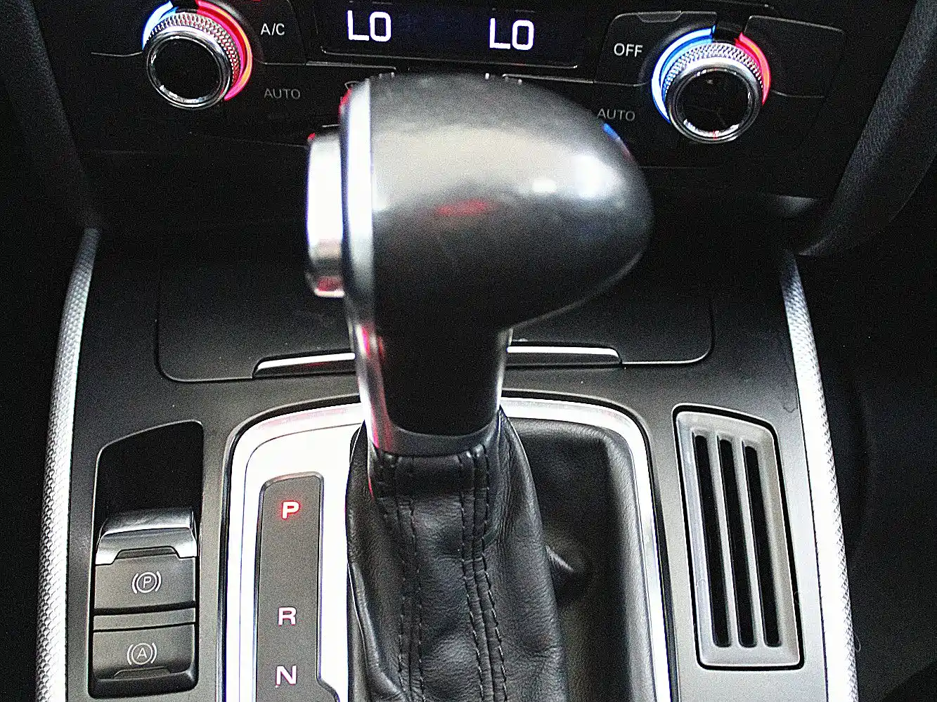 Audi A4L 2015 45 TFSI quattro Individual Sport фото 10