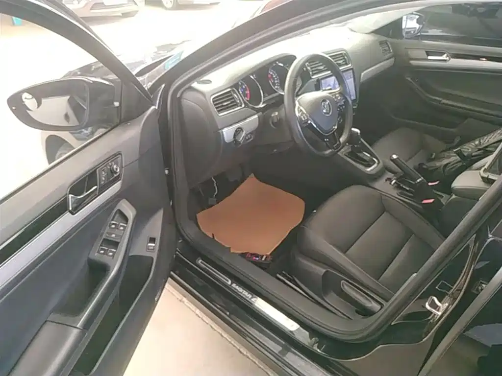Volkswagen Sagitar 2017 180TSI Auto Exclusive Edition фото 16