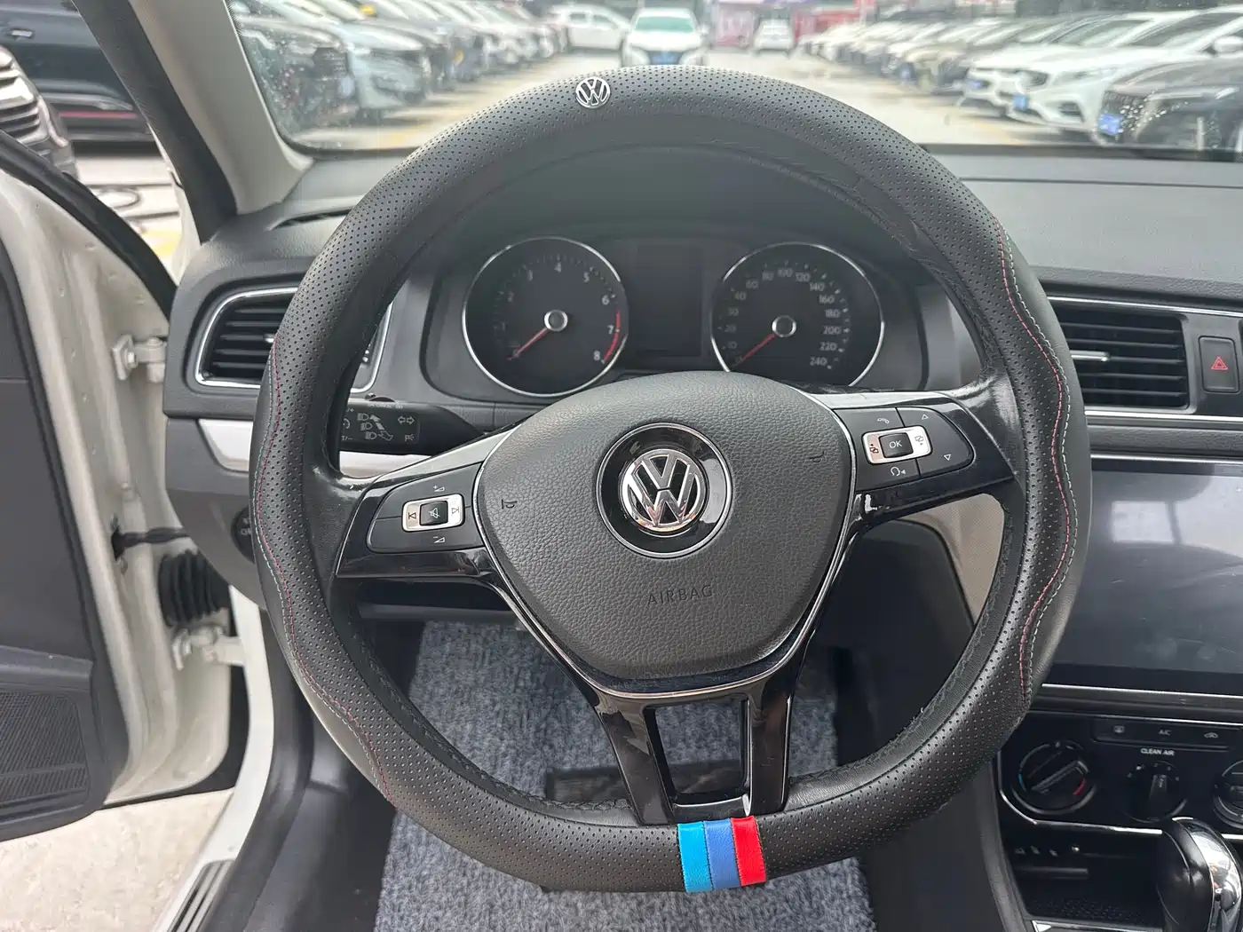 Volkswagen Lavida 2017 1.6L Automatic Comfort Edition фото 12