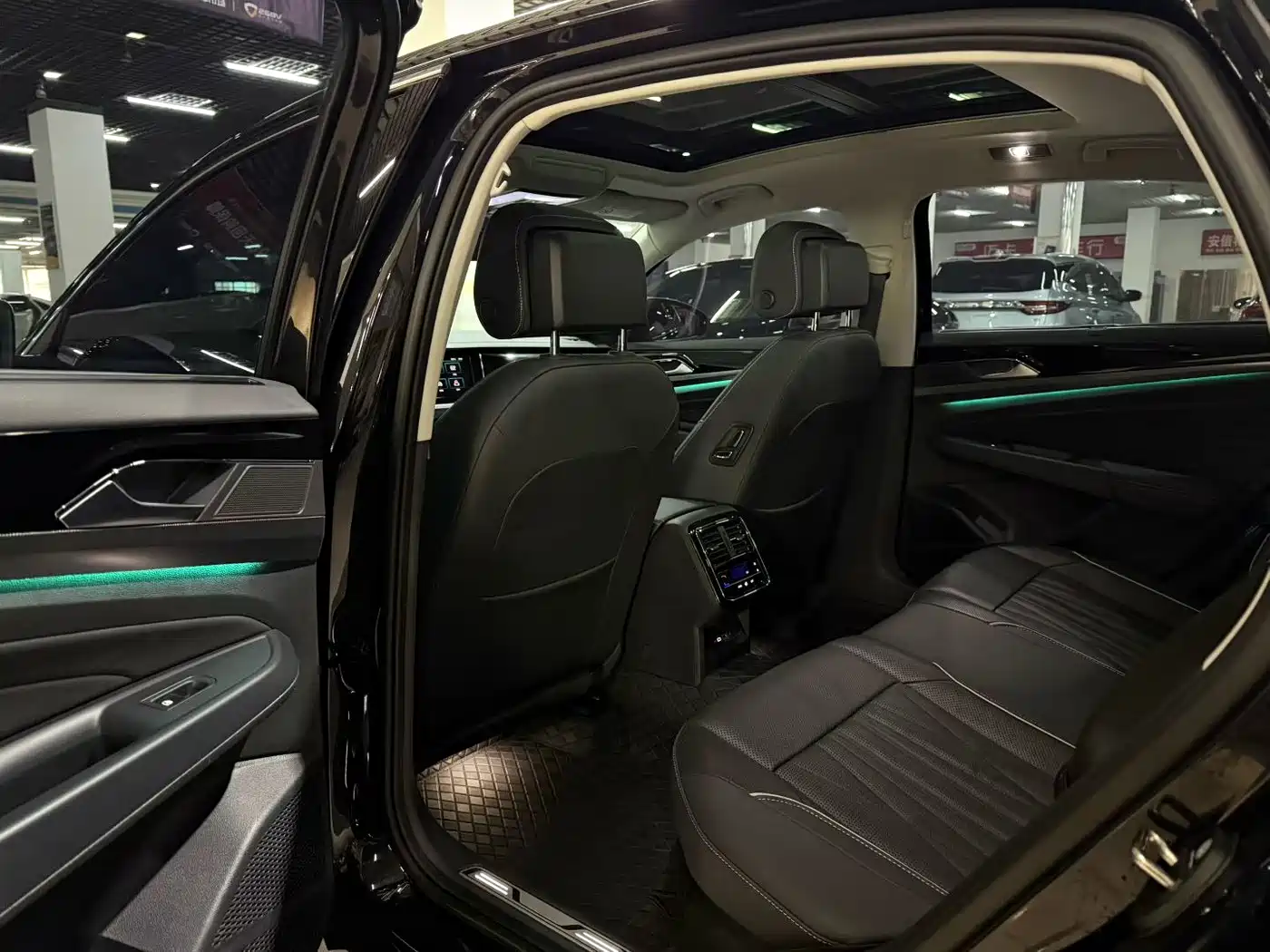 Volkswagen Passat 2023 330TSI Luxury Edition фото 6