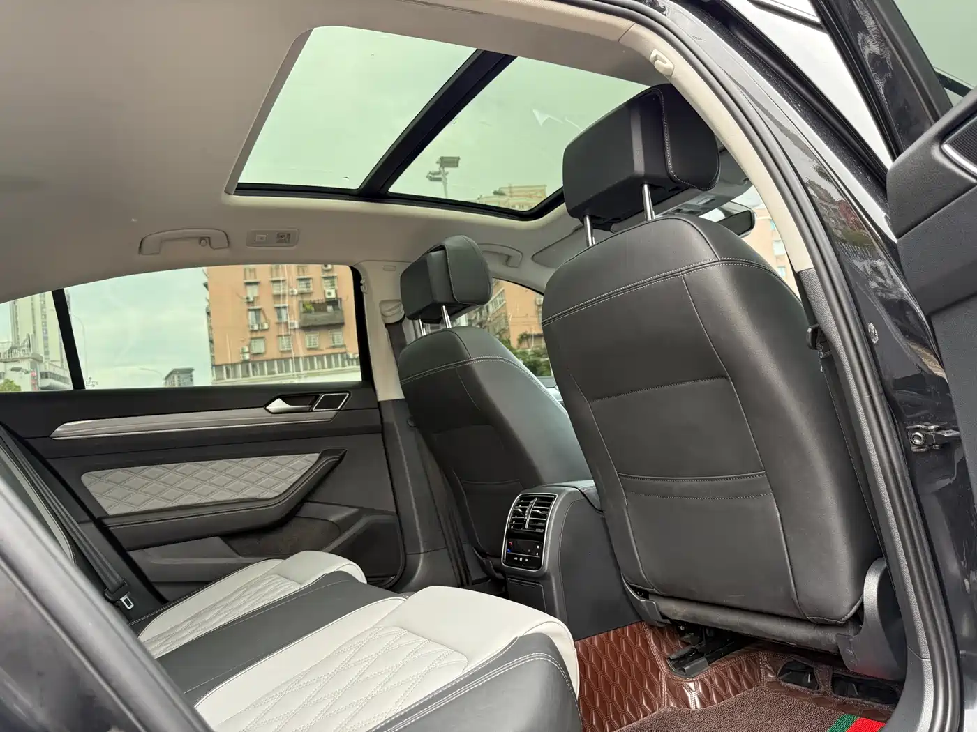 Volkswagen Magotan 2023 2 Million Units Anniversary Edition 330TSI DSG Leading Type фото 14