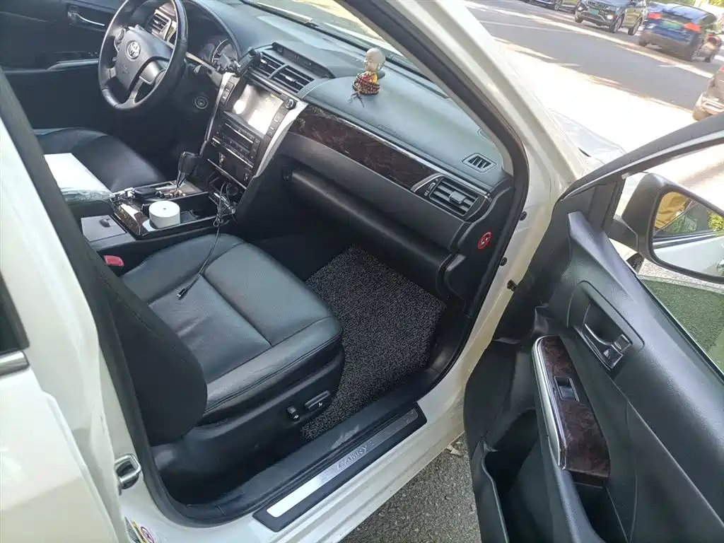 Toyota Camry 2015 2.0G Leading Edition фото 19