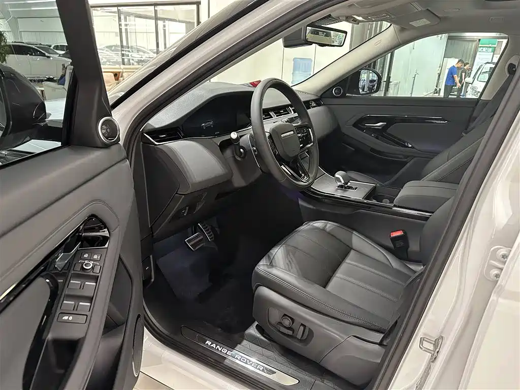 Land Rover Range Rover Evoque 2026 Range Rover Evoque L SE фото 6