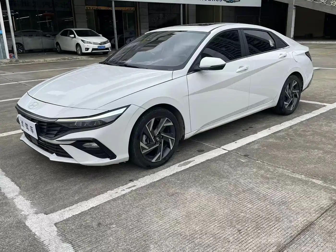 Hyundai Elantra 2022 1.5L CVT LUX Premium Edition