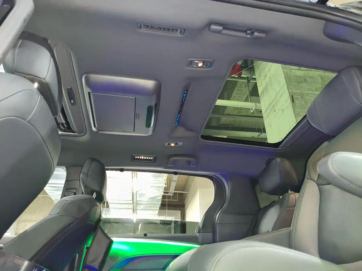 Toyota Granvia 2023 2022 Model Year 2.5L Hybrid Flagship Edition
