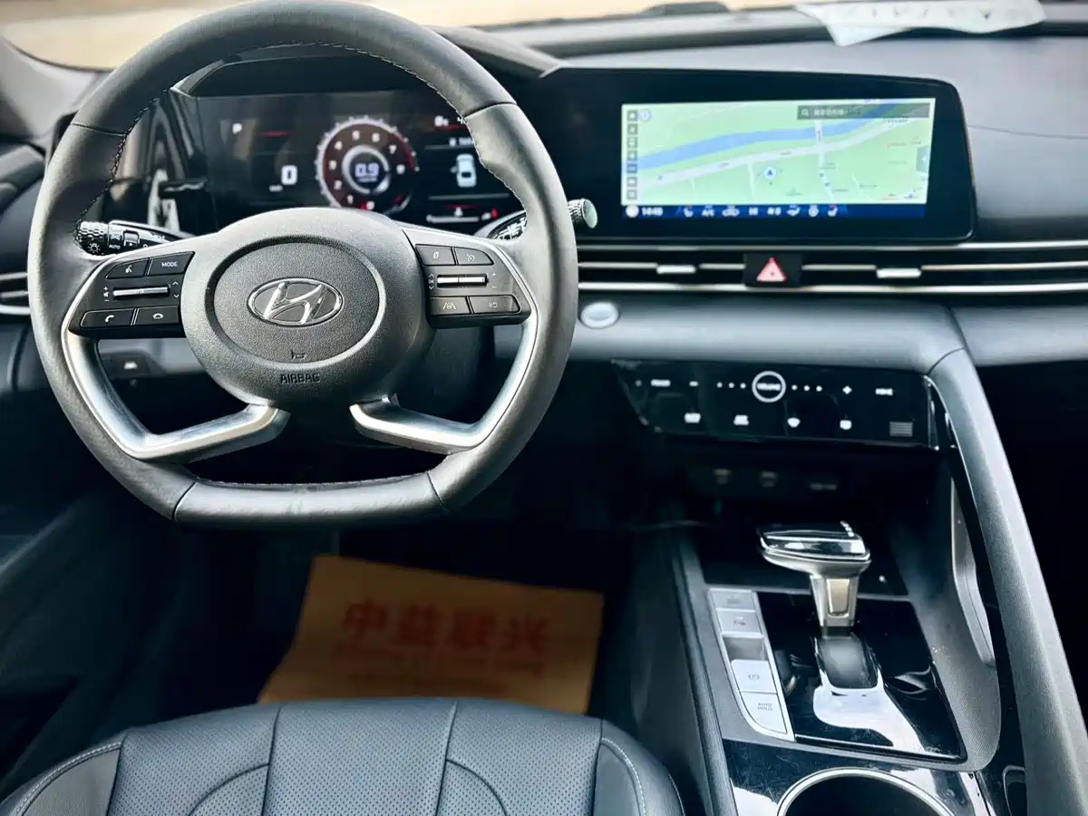 HYUNDAI ELANTRA