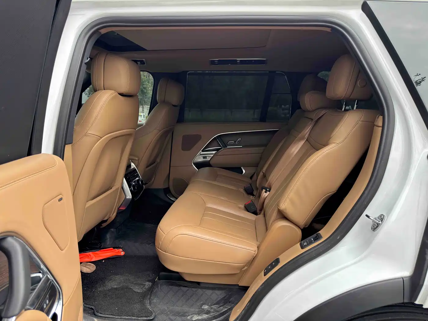 Land Rover Range Rover 2024 3.0 L6 400PS Golden Age Extended 7-Seater фото 4