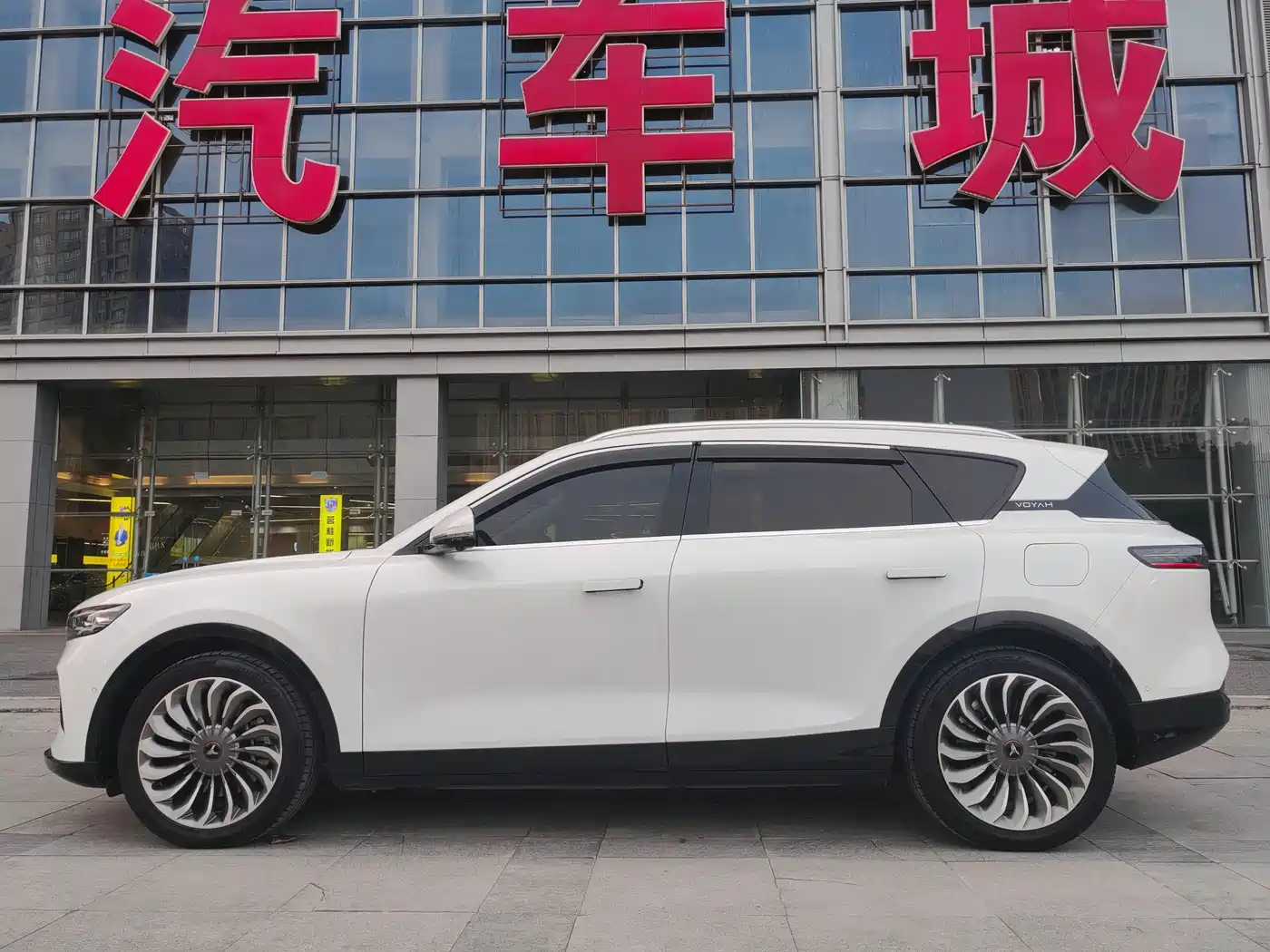 Voyah Auto VOYAH FREE 2021 AWD Standard Range Extender Exclusive Luxury Package фото 5