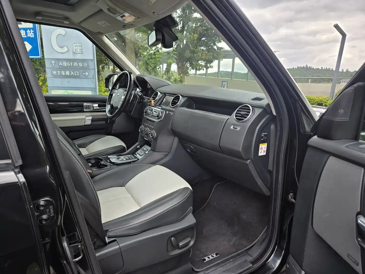 Land Rover Discovery 2014 3.0 SC V6 XXV Edition фото 16