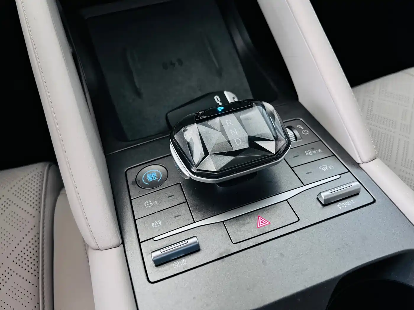 BYD Yuan UP 2024 401KM Surpass Edition фото 20