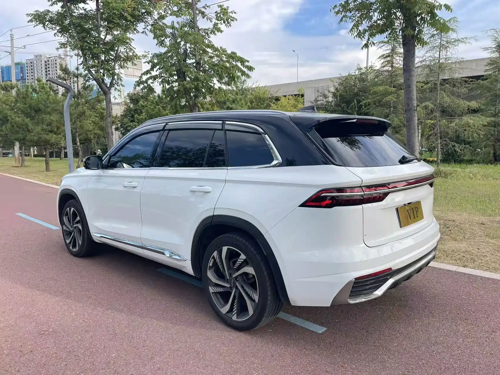 Фото 7 - Geely Monjaro