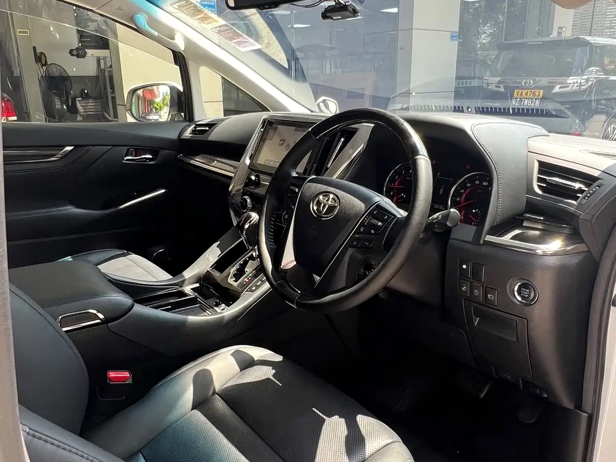 Toyota Vellfire фото 10