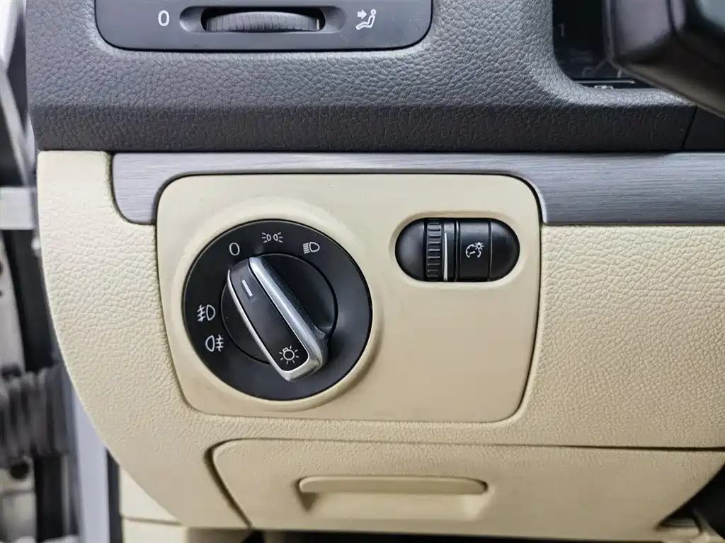 Volkswagen Sagitar 2011 1.6L Manual Comfort фото 21