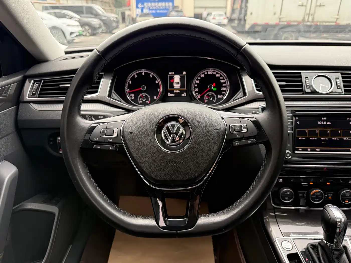 Volkswagen Passat 2017 330TSI DSG Luxury фото 9
