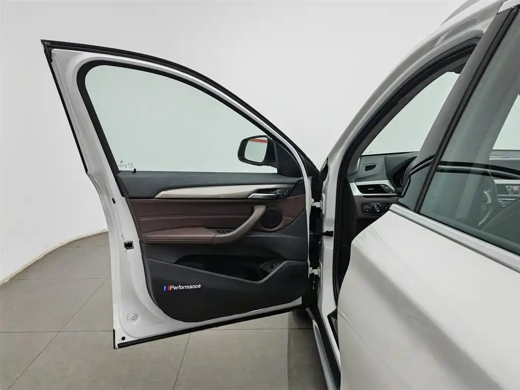 BMW X1 2018 sDrive18Li Premium Model фото 8