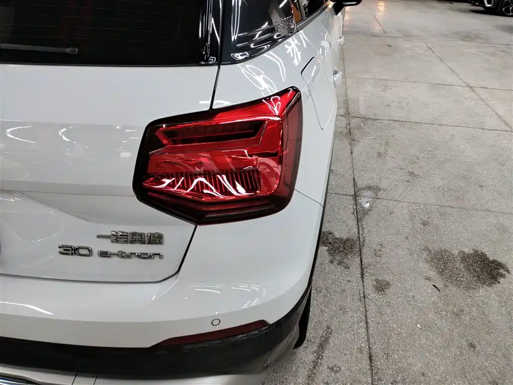 AUDI Q2L E-TRON