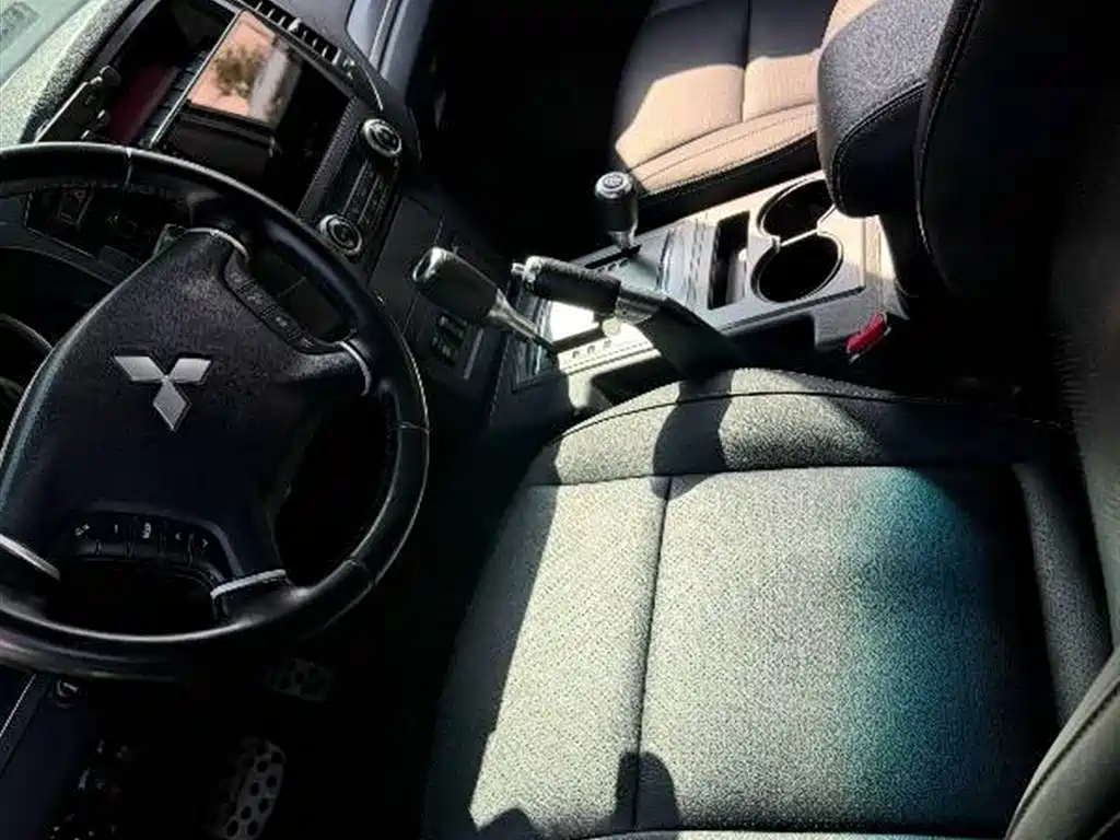 Mitsubishi Pajero (Import) 2011 3.0L Elite Premium Edition фото 3