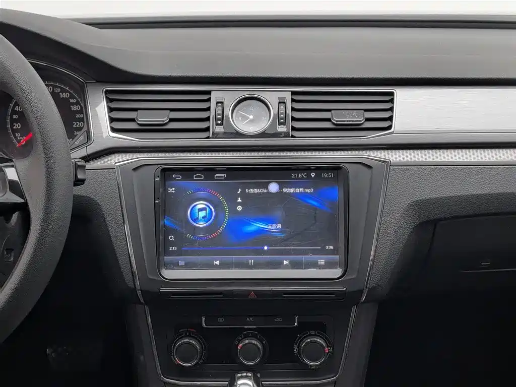 Volkswagen Passat 2017 280TSI DSG Elegance фото 12