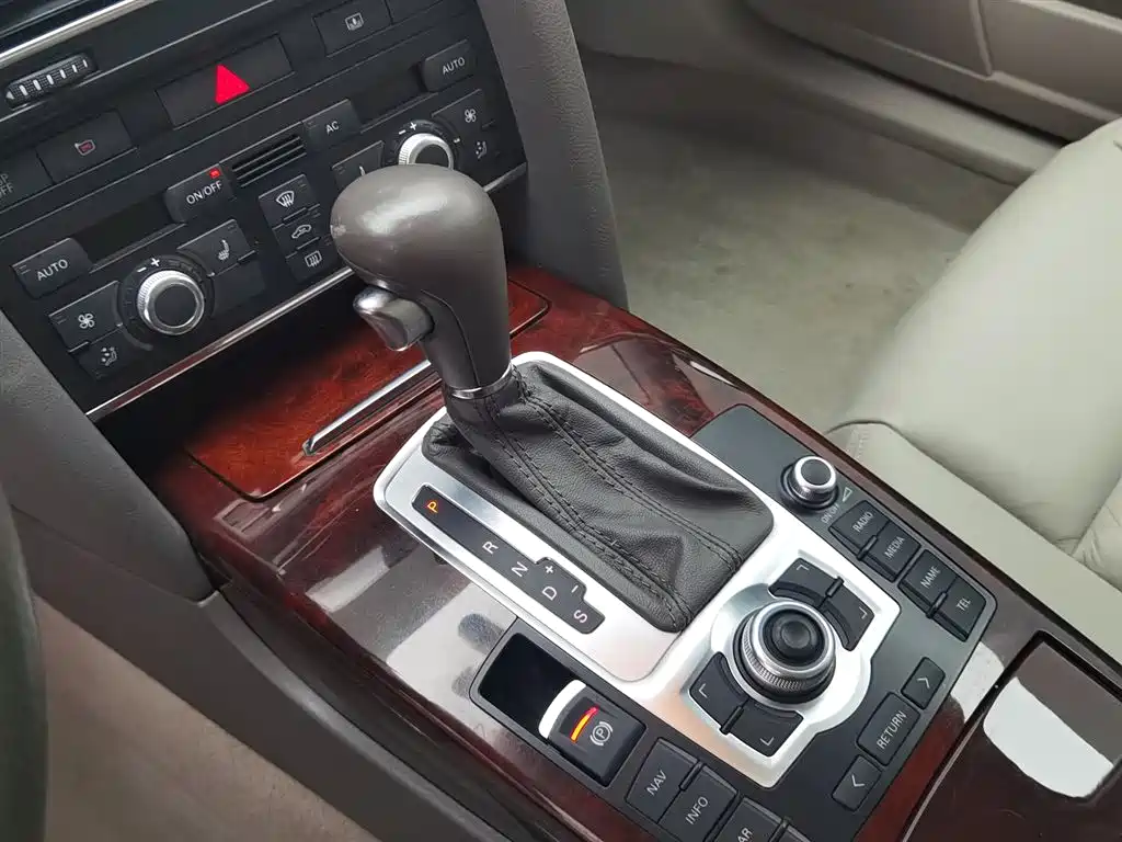 Audi A6L 2010 2.4L Comfort фото 13
