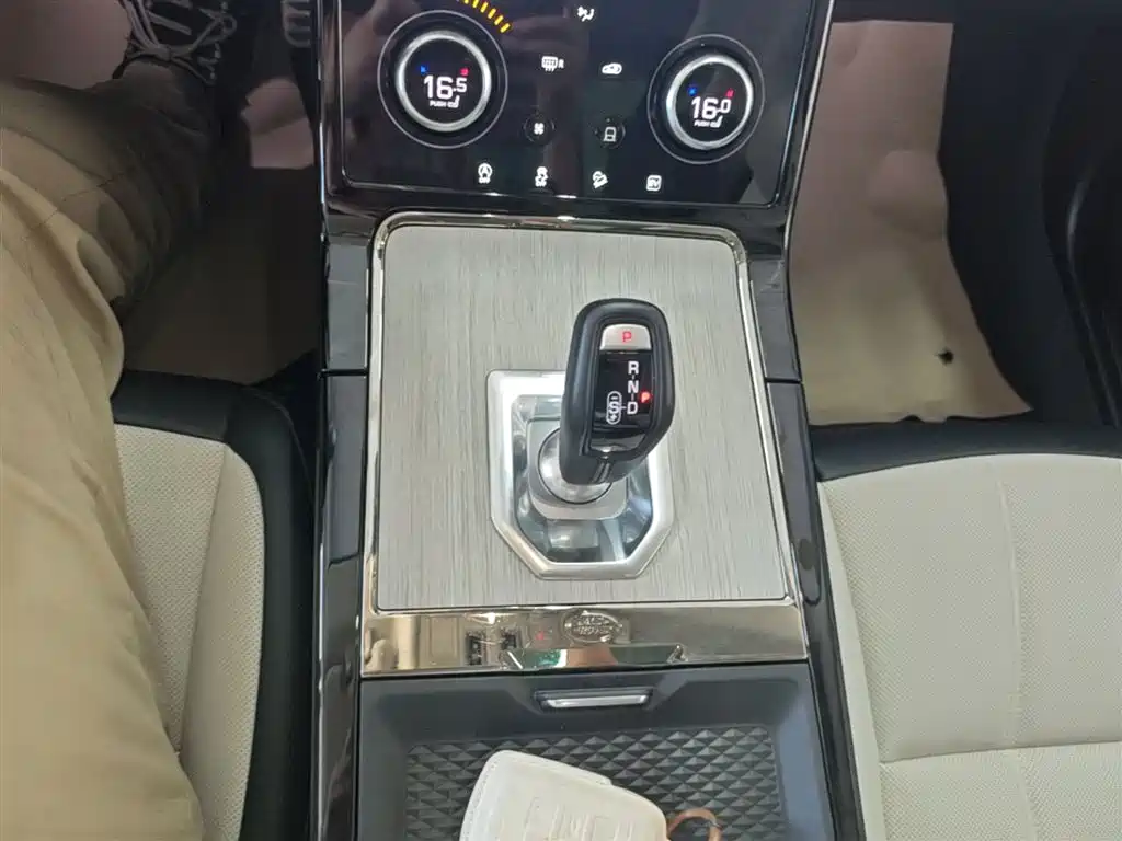 Land Rover Range Rover Evoque New Energy 2023 Range Rover Evoque L P300e Plug-in Hybrid Edition фото 14