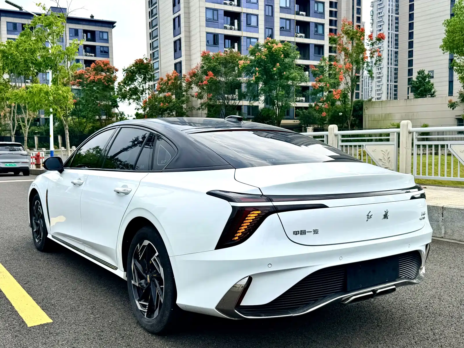Фото 9 - Hongqi H6