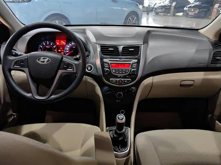 Hyundai Verna 2014 1.4L Manual Top TOP фото 12