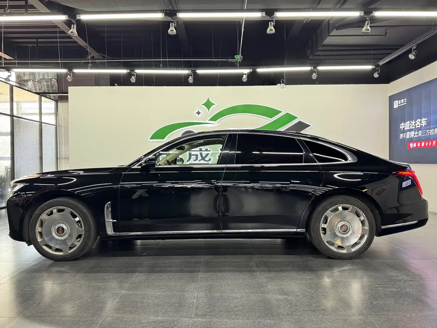 Hongqi H9 2022 2.0T Smart Connect Flag Enjoy Edition фото 3