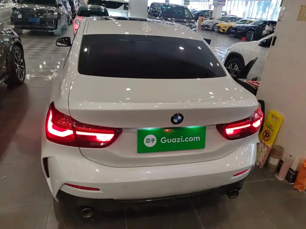BMW 1 Series 2023 125i M Sport Shadow Edition фото 4