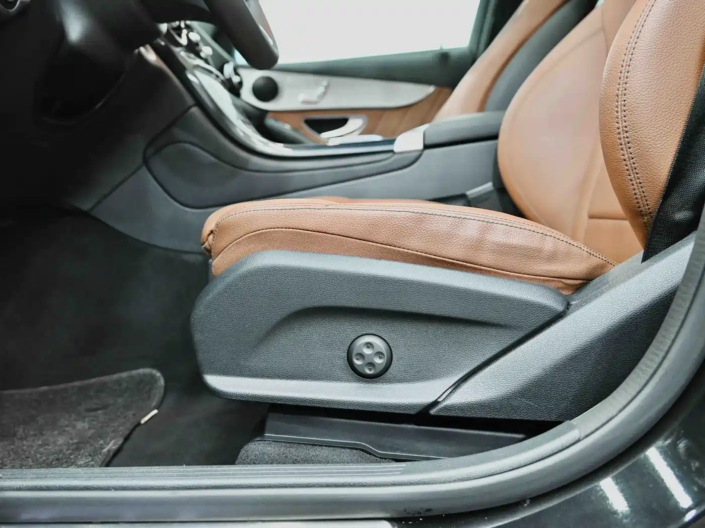 Mercedes-Benz GLC Coupe 2023 Model GLC 260 4MATIC Coupe SUV фото 21