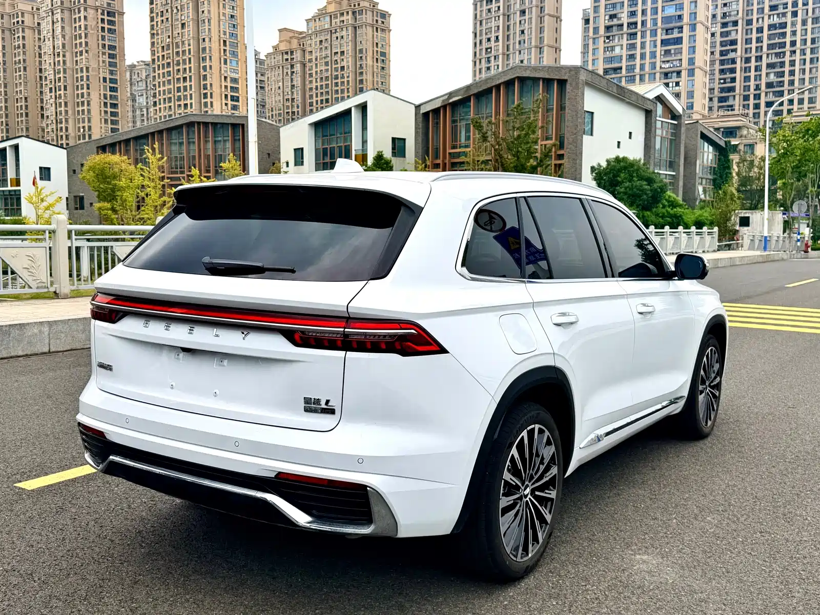 Фото 4 - Geely Monjaro