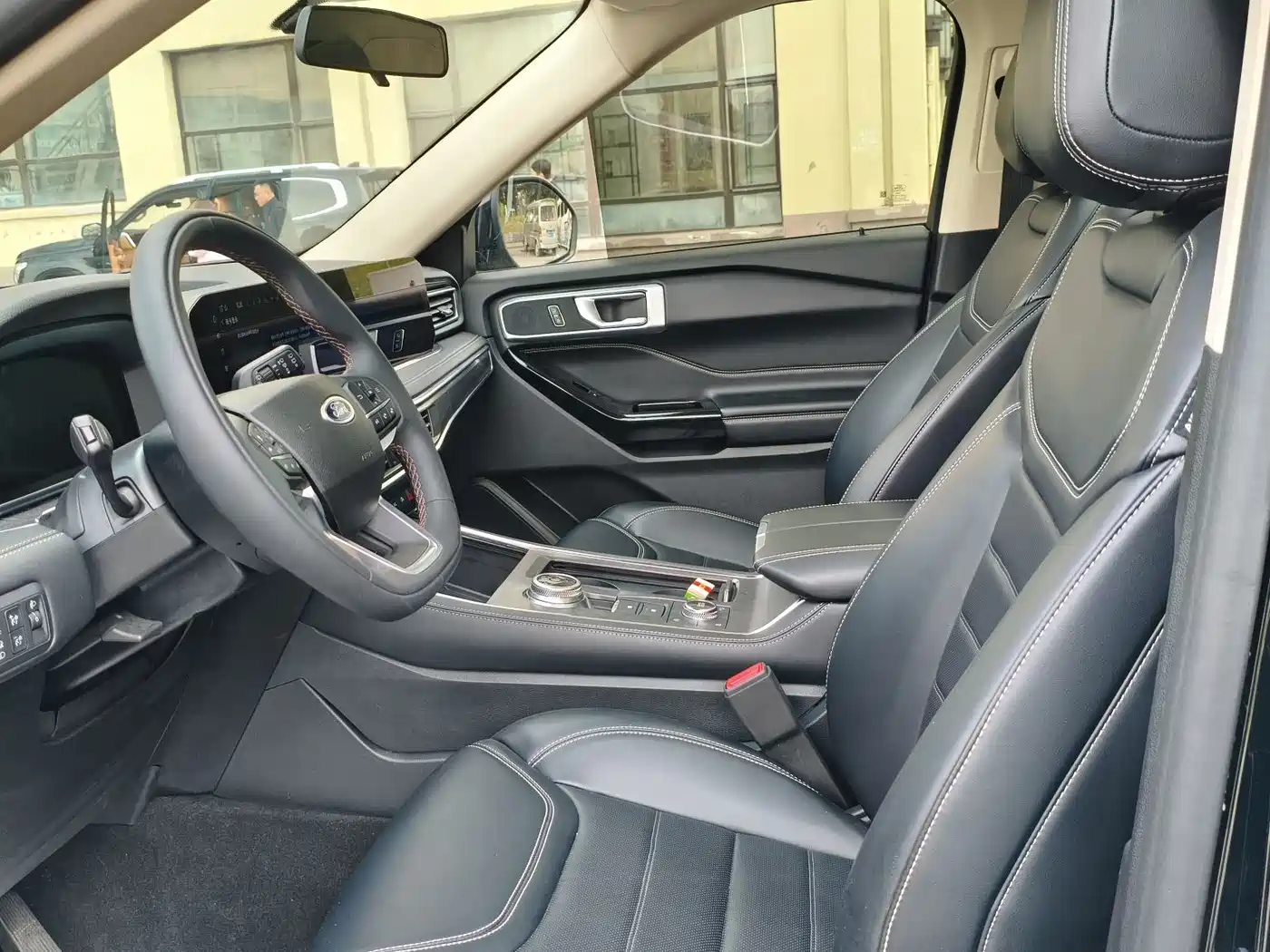 Фото 4 - Ford Explorer