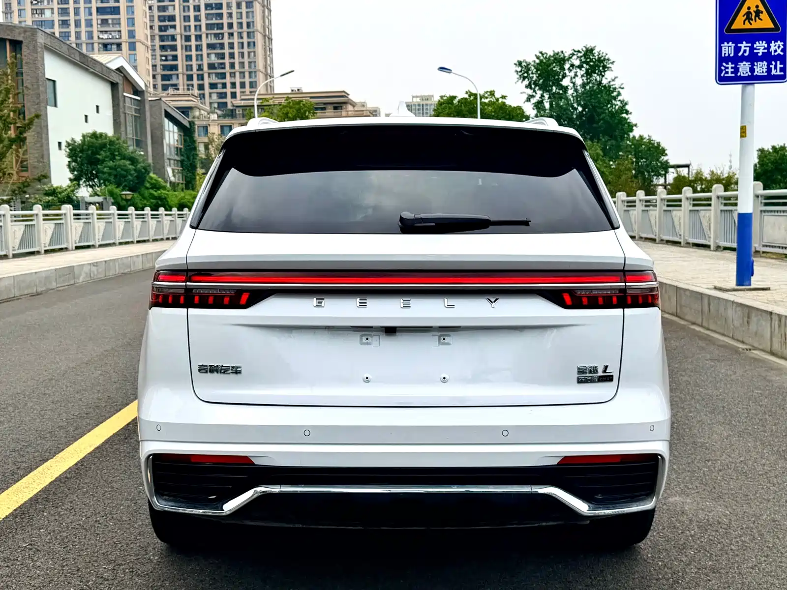 Фото 6 - Geely Monjaro