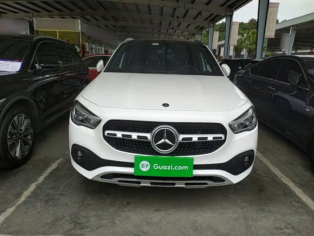 MERCEDES-BENZ GLA
