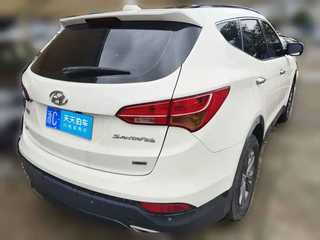 Photo 2 - Hyundai Santa Fe