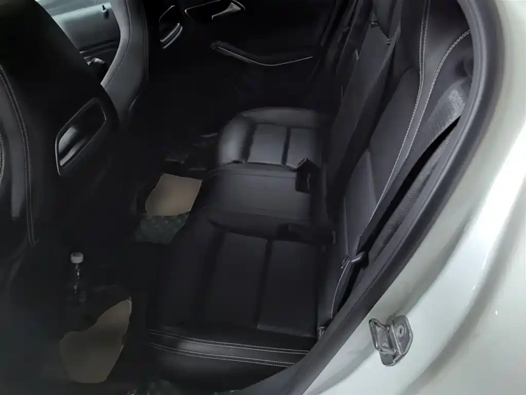 Mercedes-Benz GLA 2018 GLA 200 Dynamic фото 17