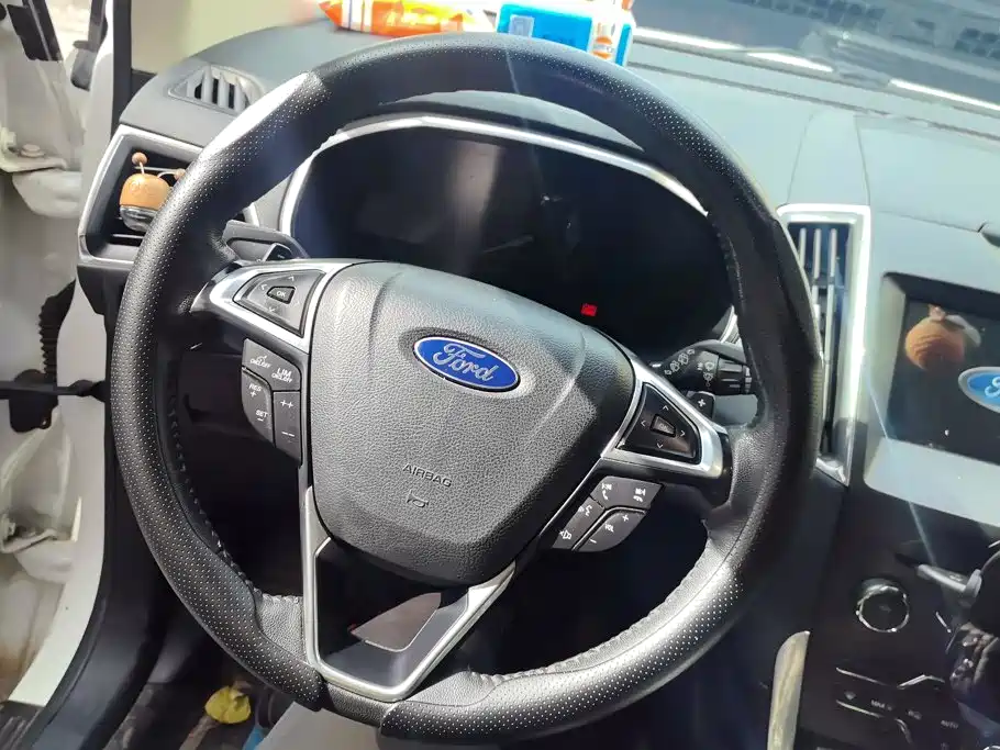 Фото 15 - Ford Edge
