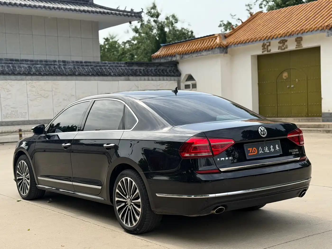 Volkswagen Passat 2017 330TSI DSG Luxury фото 14