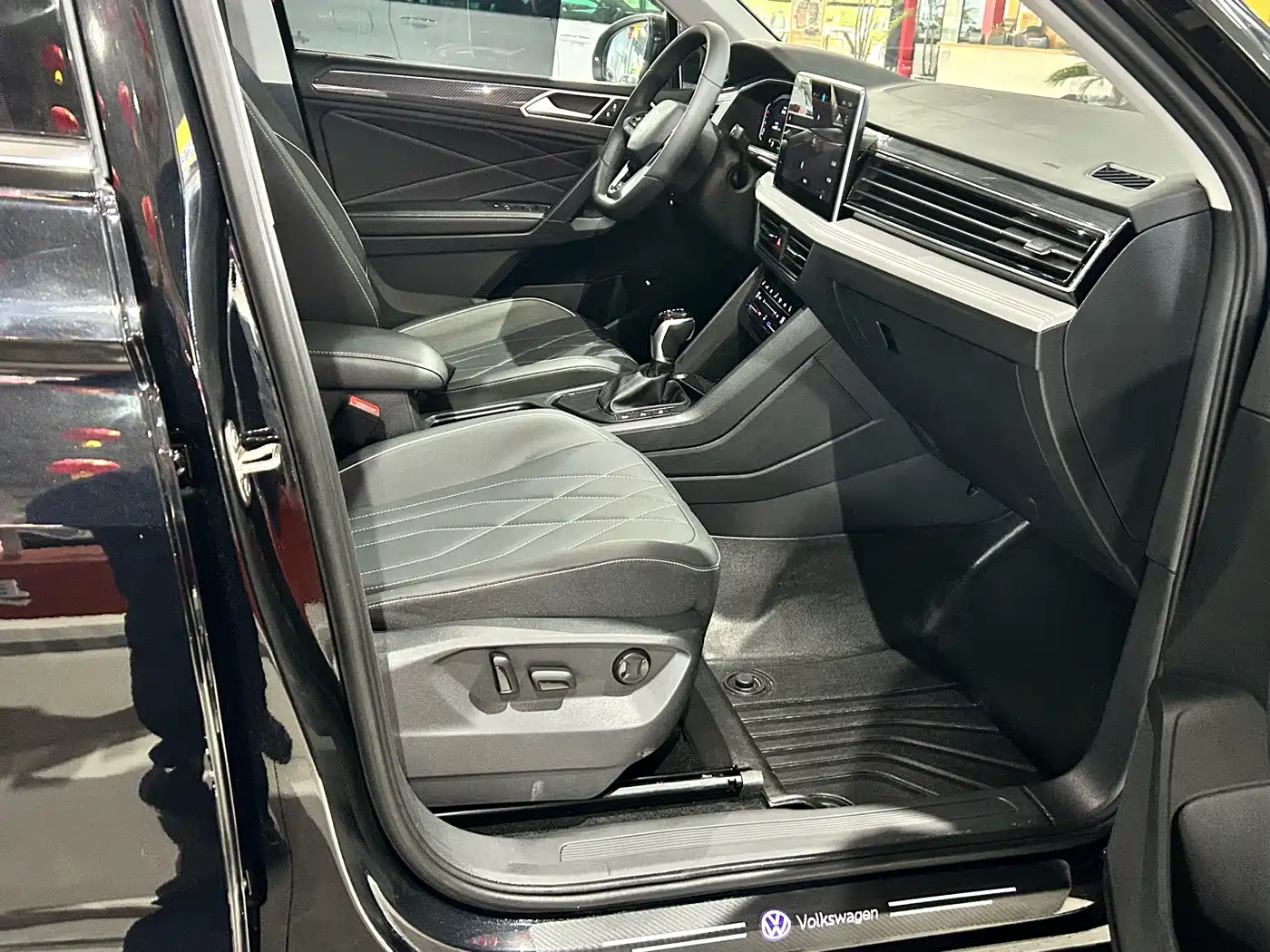 Volkswagen Tiguan L 2024 Outstanding 330TSI Auto 2WD R-Line Dragon Glory Edition фото 15