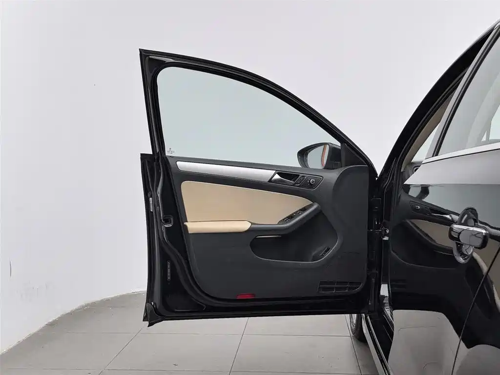 Volkswagen Sagitar 2014 1.6L Manual Comfort фото 8